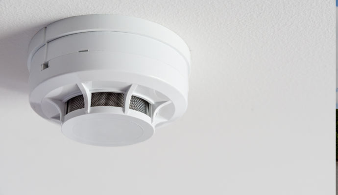 Smoke detector device on the ceiling